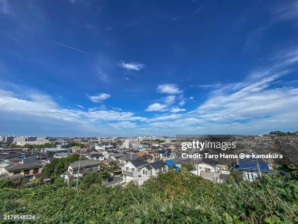 the airplane flying over the residential district in yokohama city of japan - uitzicht over stadje stockfoto's en -beelden