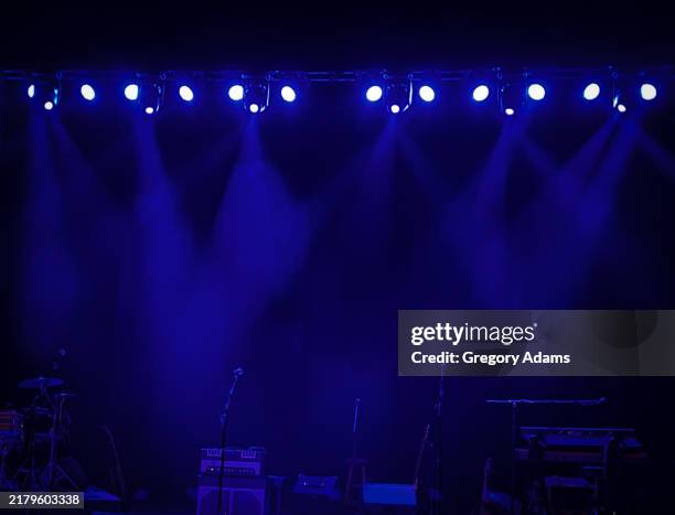band equipment in lights and smoke at a concert - dietro le quinte concetto foto e immagini stock