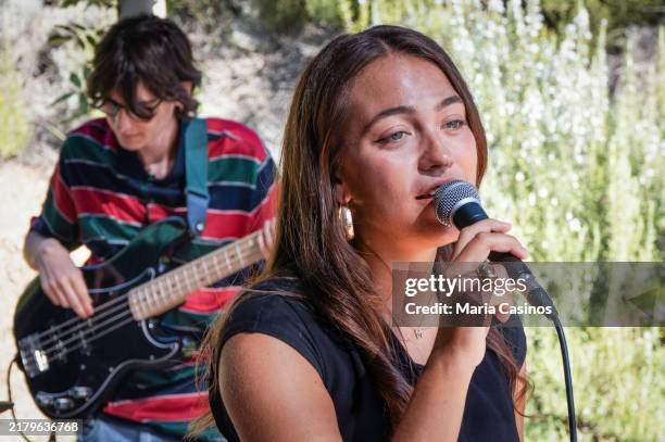singer and bassist performing with great sensitivity, outdoors - bassist woman stock pictures, royalty-free photos & images