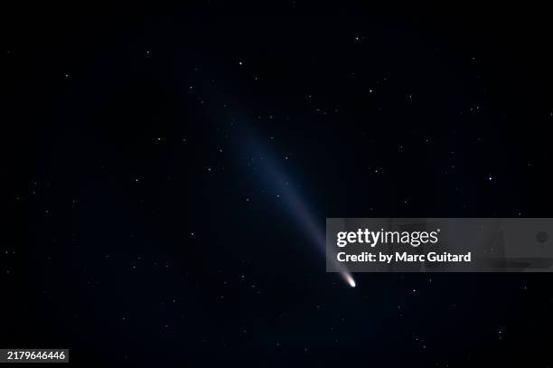 closeup of comet a3 c/2023 a3 (tsuchinshan–atlas) - comet stock pictures, royalty-free photos & images