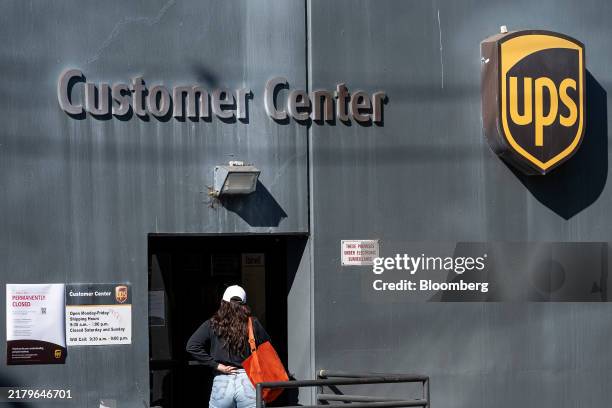 Ups Support 39 Ups Customer Service Center Stock Photos, High-Res Pictures, and ...
