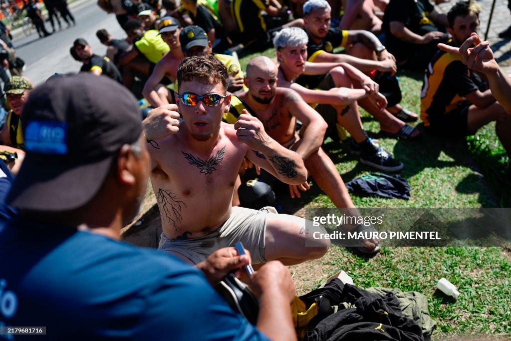 FBL-LIBERTADORES-BOTAFOGO-PEÑAROL-FANS-ARREST