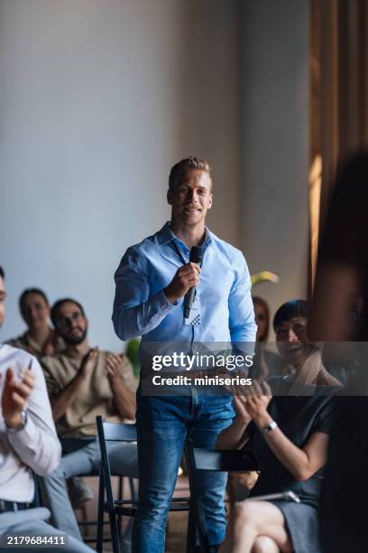 confident speaker engaging audience at business conference - identidade corporativa imagens e fotografias de stock