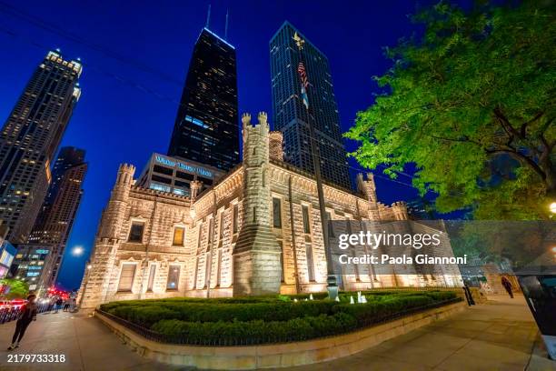 water tower building in downtown chicago at night - magnificent mile stock pictures, royalty-free photos & images