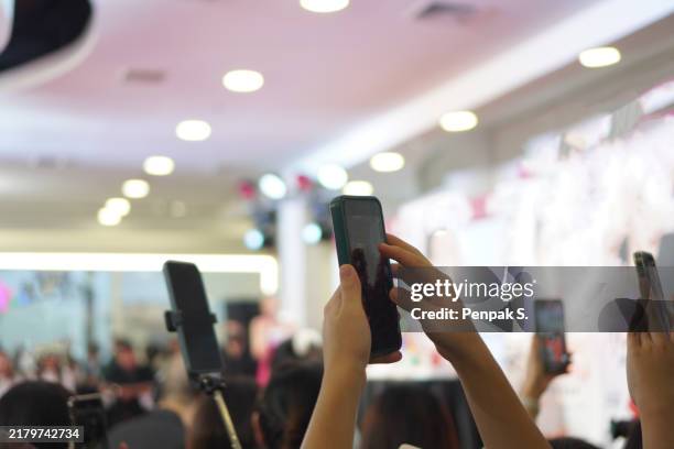 using a mobile phone to shoot a live performance - live streaming event stock pictures, royalty-free photos & images