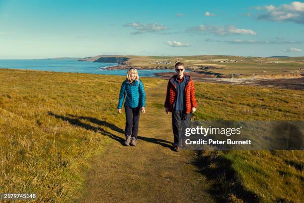 mother and son, brough of birsay, orkney islands, scotland - escapisme stockfoto's en -beelden