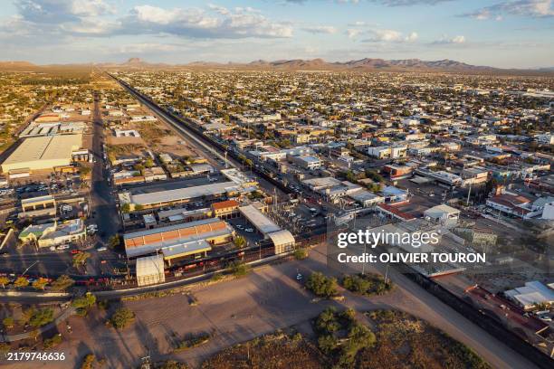 Douglas Az 14 Douglas Arizona Port Of Entry Stock Photos, High-Res Pictures, and ...