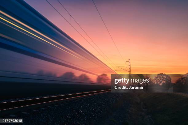 light trails of fast train at dawn - voie ferrée photos et images de collection