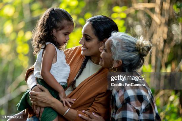 tre generazioni di donne - famiglia multigenerazionale foto e immagini stock