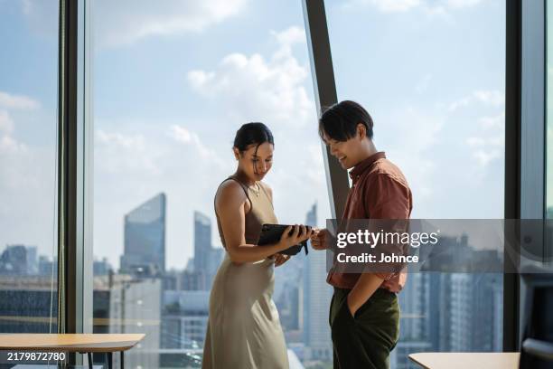 colleagues collaborating on a project - pessoa de cor imagens e fotografias de stock