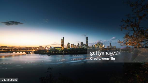 stunning sunset above brisbane cbd viewing from kangaroo point - welvaart stockfoto's en -beelden