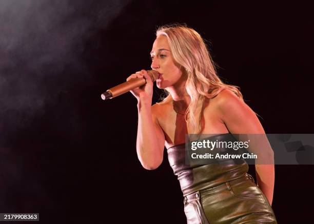 Ashley Rnd Singer 130 Ashley Cooke Singer Stock Photos, High-Res Pictures, and Images ...