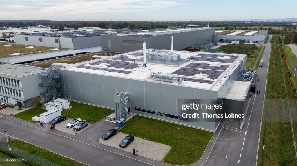 Scholz Inaugurates Mercedes-Benz Electric Car Battery Recycling Plant