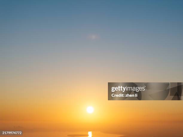 golden sunrise - sunrise stockfoto's en -beelden