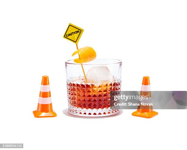 the warnings of alcohol use - sans alcool photos et images de collection