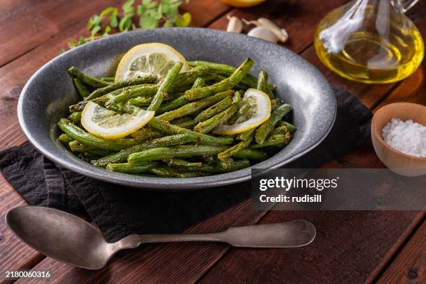 charred green beans - sperzieboon stockfoto's en -beelden