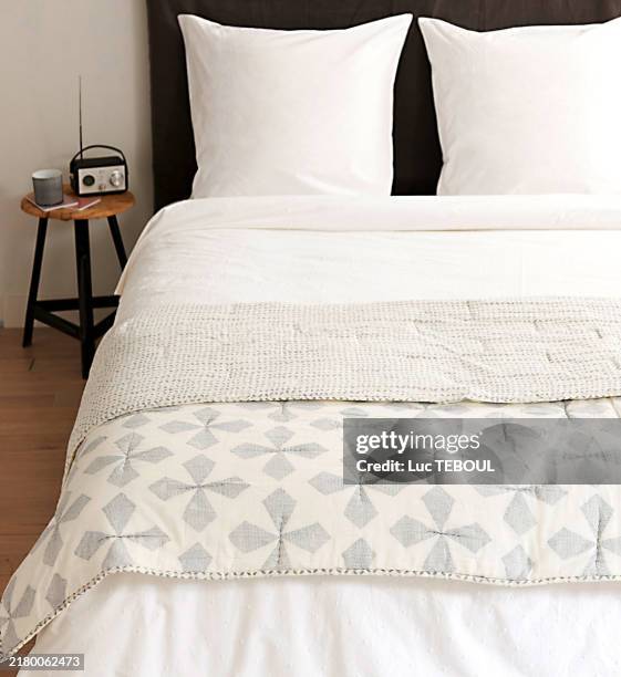 pillows on bed and bedspread - linge de lit photos et images de collection