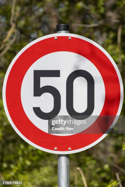 german traffic road sign: speedlimit 50 - signalisation routière photos et images de collection