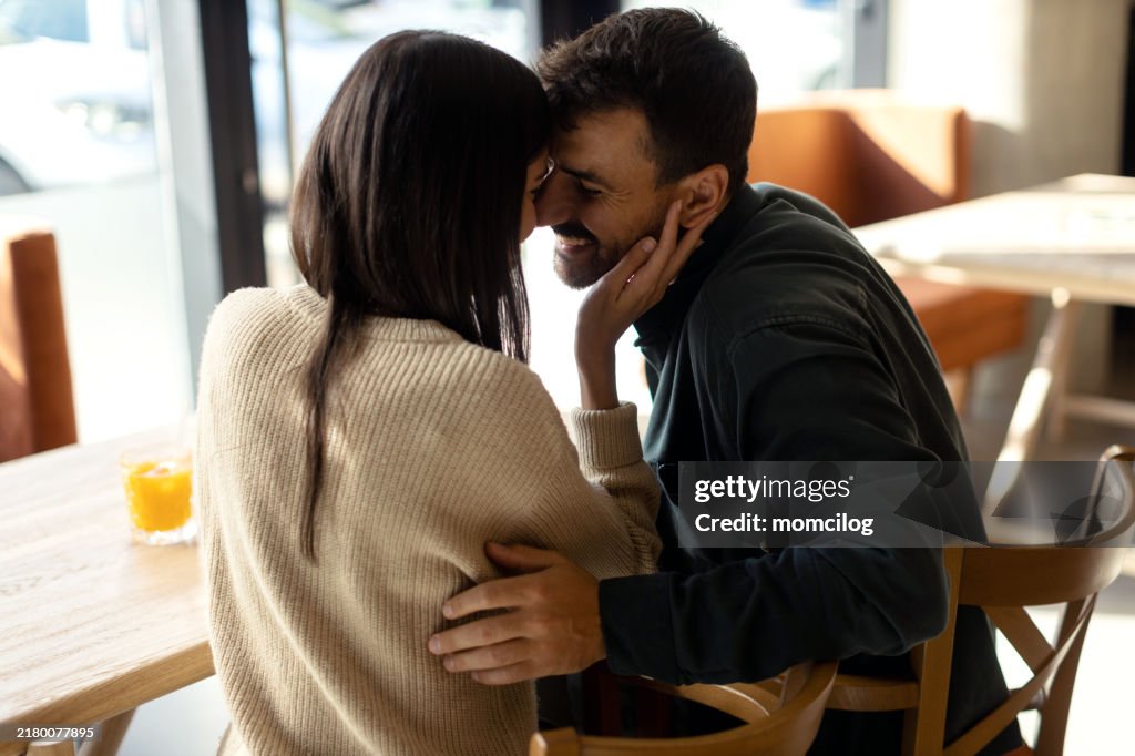Junges Paar, das seine gemeinsame Zeit in einem Café genießt