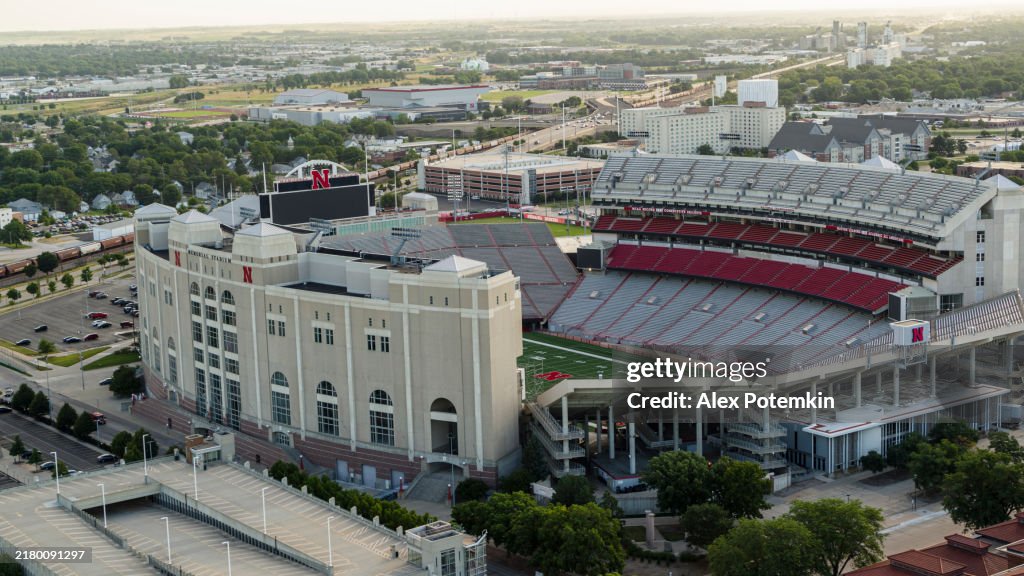 Das Fußballstadion überragt das Stadtbild. Das Lincoln Memorial Stadium, die Heimat des Footballs der Nebraska Cornhuskers, dominiert die Skyline von Lincoln