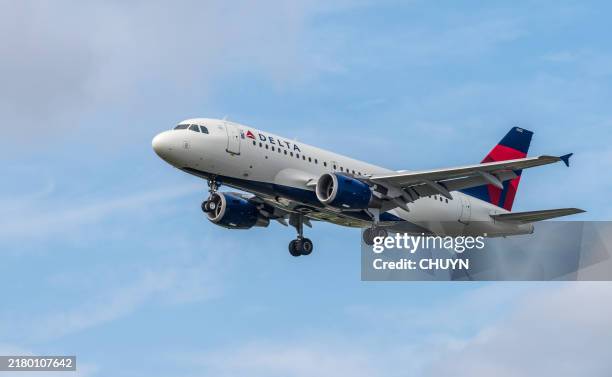 delta airlines bereit - boeing 737 stock-fotos und bilder