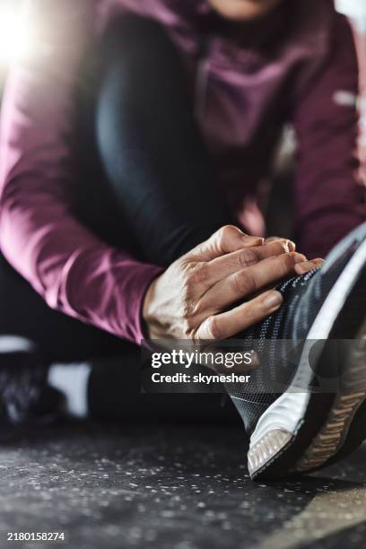 sports injury in a gym! - tornozelo imagens e fotografias de stock