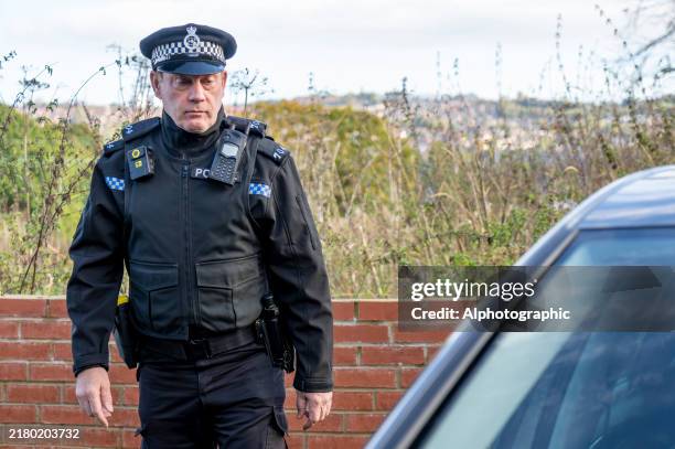 uk police officer approaching a parked car - 911 images stock pictures, royalty-free photos & images