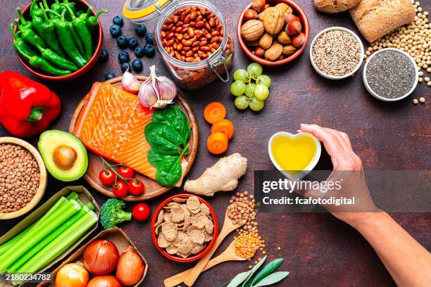 cibo sano e dieta ben bilanciata per abbassare la pressione sanguigna e il controllo dei livelli di colesterolo - alimentazione sana foto e immagini stock