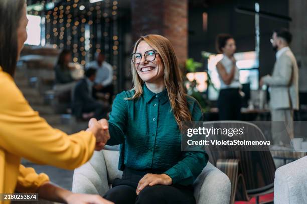 erfolgreiche partnerschaft. - recruiting stock-fotos und bilder