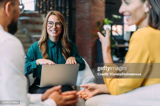 groupe d’hommes d’affaires parlant au bureau. - client-heureux photos et images de collection