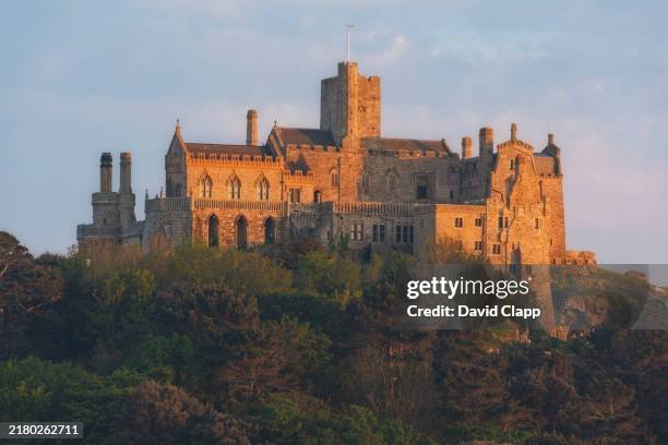 evening light on st michaels mount, an island with a monastery in penzance in cornwall, united kingdom - marazion-cornwall-england photos et images de collection