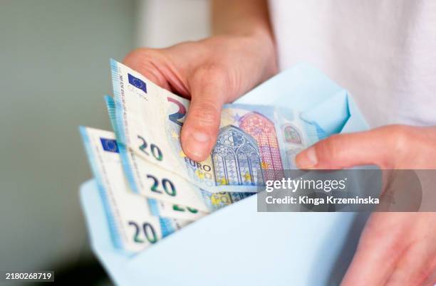 bonus payment - euros stockfoto's en -beelden