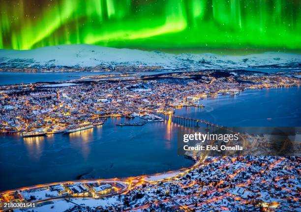 luftaufnahme von tromsø unter den nordlichtern - tromsö stock-fotos und bilder