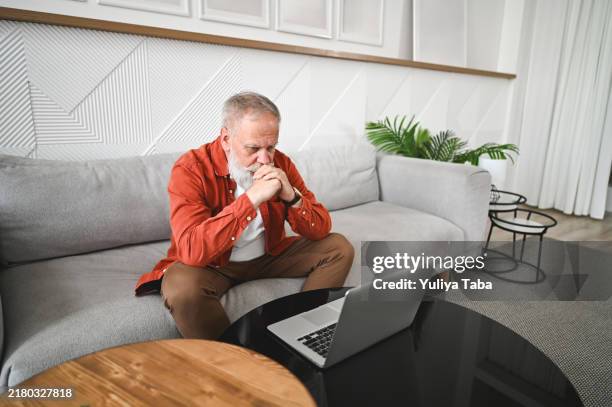 hombre decepcionado leyendo el correo electrónico en la computadora portátil - broma pesada fotografías e imágenes de stock