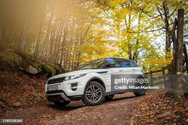 land rover evoque on hilly terrain - offroad - range rover stock pictures, royalty-free photos & images