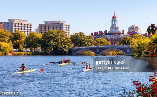 jefe de la regata charles - hocr - río charles - puente de las semanas - casa dunster - universidad de harvard - cambridge, massachusetts - ivy league universidad fotografías e imágenes de stock