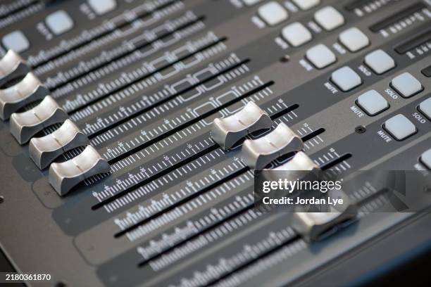 close up on sound mixer - mezclador de sonido fotografías e imágenes de stock