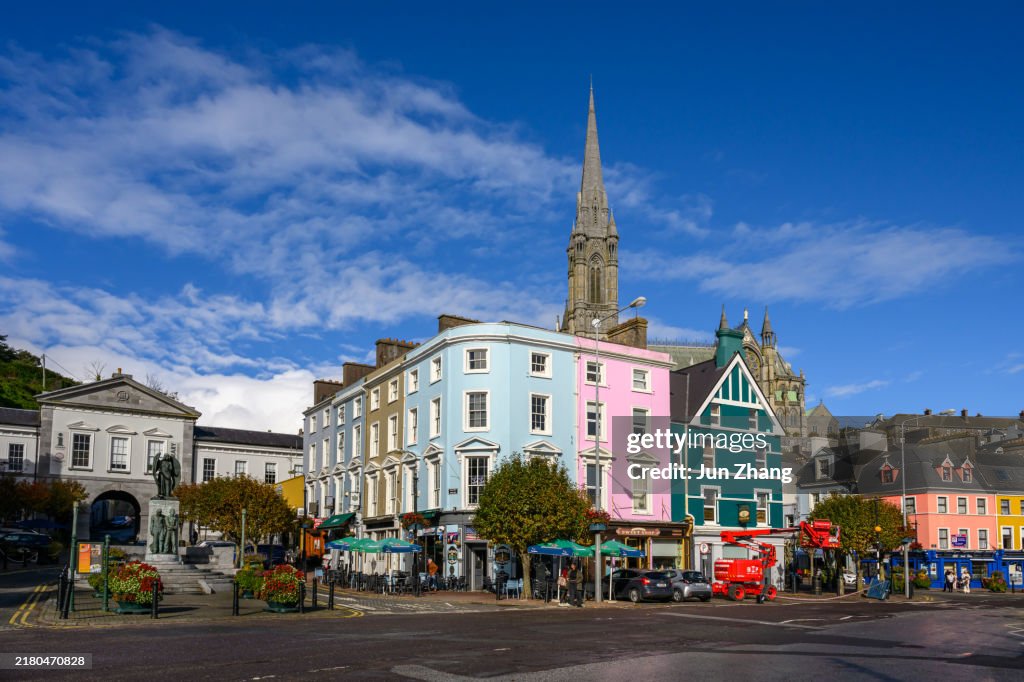 A vista da rua de Cobh, Irlanda - Catedral de St. Colman e a vibrante área do porto