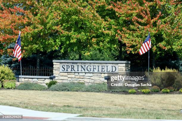roadside sign welcoming you to springfield ohio - ohio photos et images de collection