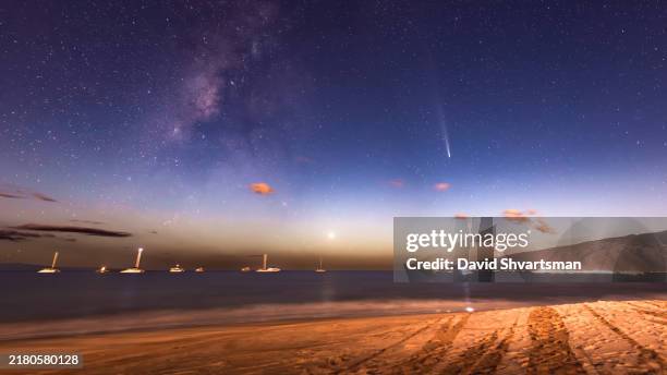 comet tsuchinshan-atlas (c/2023 a3) soaring over the maalaea bay - maui, hawaii, usa. - fireball stock pictures, royalty-free photos & images