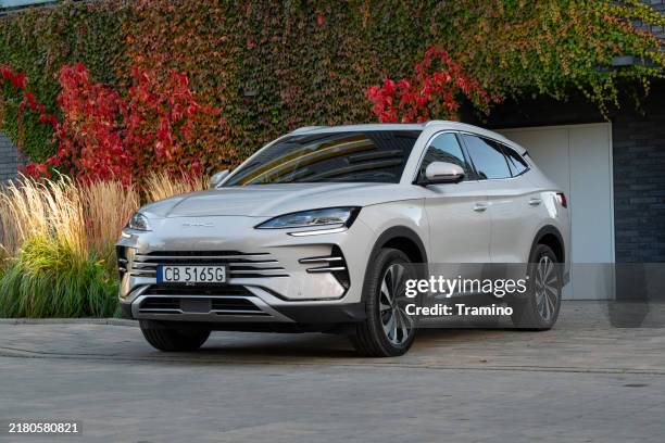 suv ibrido plug-in byd seal u dm-i in parcheggio - tre quarti anteriore foto e immagini stock