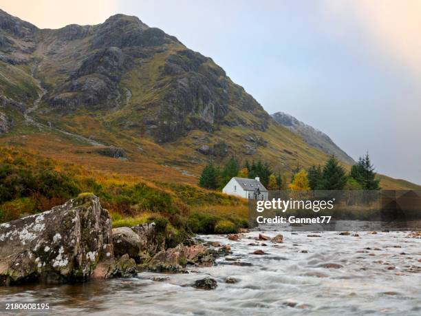 lagangarbh white cottage à glencoe, écosse - glencoe-scotland photos et images de collection