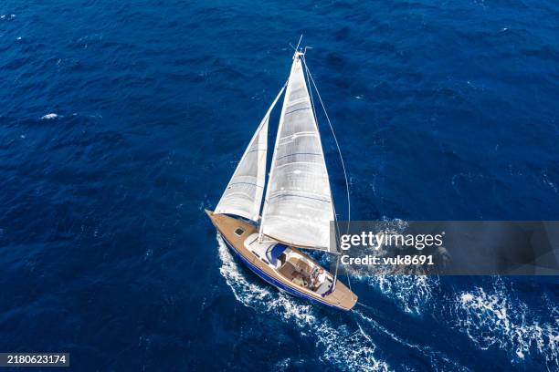 navegación - barco-de-vela fotografías e imágenes de stock