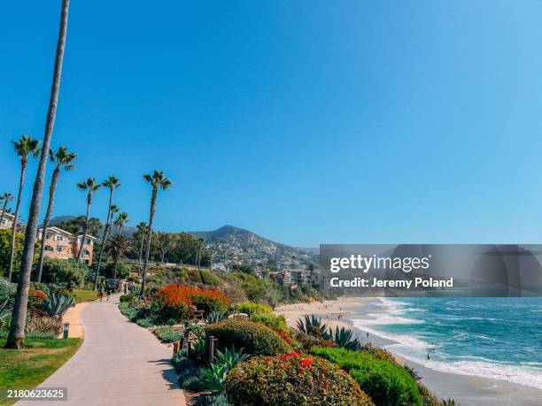 sendero a pie a lo largo de la playa de treasure island en laguna beach, california - tomado desde un teléfono móvil fotografías e imágenes de stock