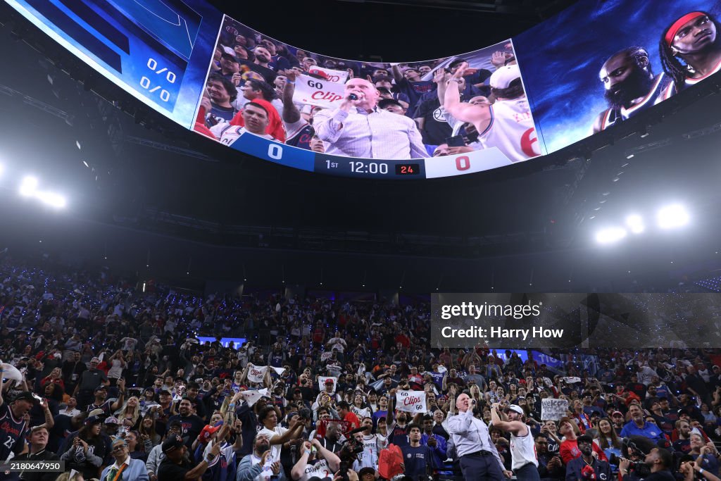 Phoenix Suns v Los Angeles Clippers