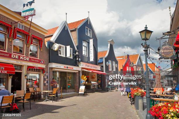 centre-ville de volendam - volendam photos et images de collection