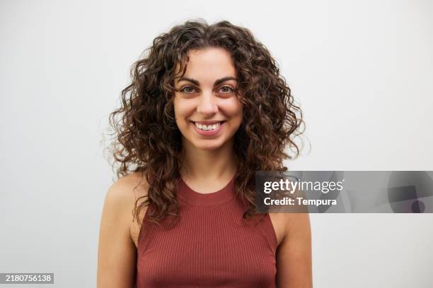 retrato de una mujer joven que mira con confianza a la cámara. - vista de frente fotografías e imágenes de stock