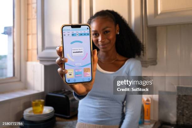 using an ovulation tracking app - ovulação imagens e fotografias de stock