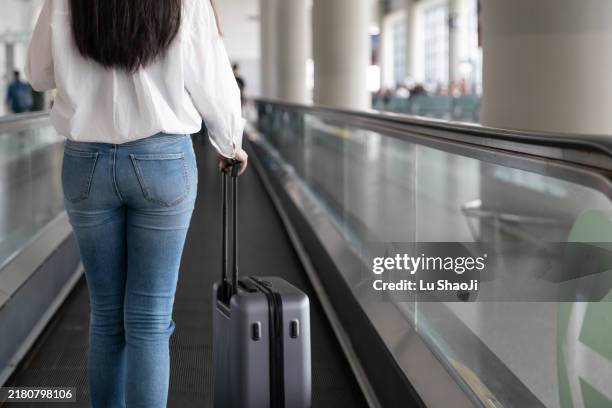 passenger walking in the airport terminal. - passerelle voie pédestre photos et images de collection