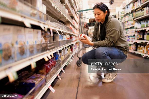 woman grocery shopping - boodschappen stockfoto's en -beelden